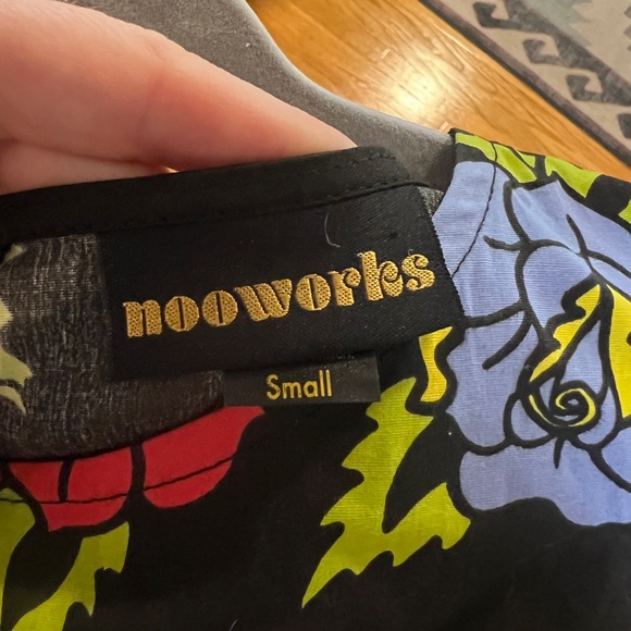 Nooworks Roses ruffle sleeve top - Picture 3 of 3